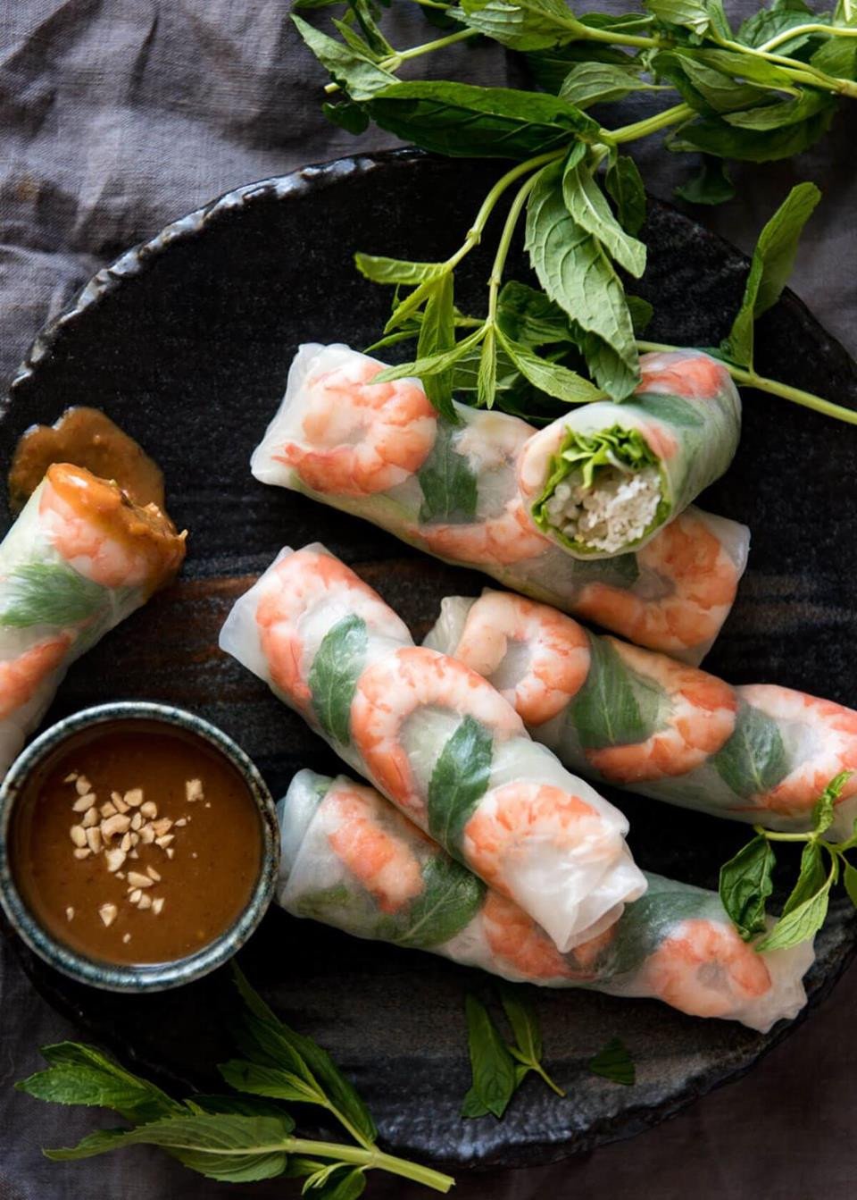 Gỏi cuốn tôm thịt với rau sống xanh mướt và chén nước chấm tương béo ngậy