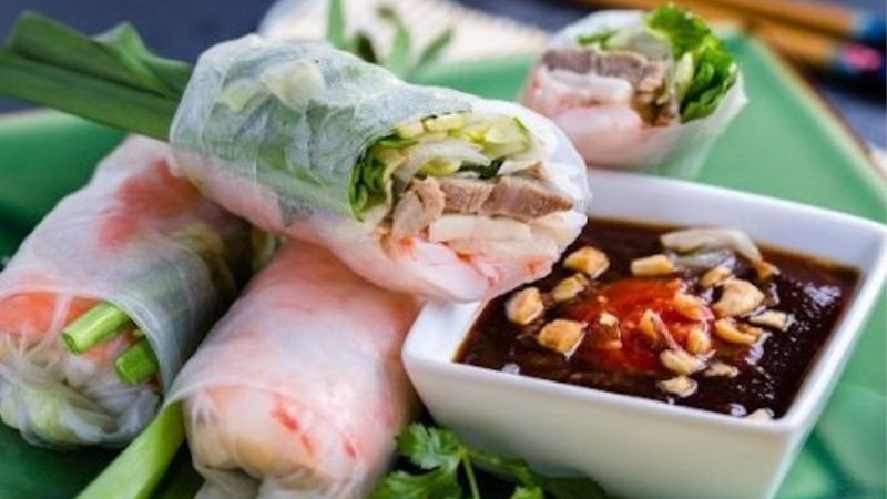 Gỏi cuốn với nhiều rau tươi, tôm và thịt nạc, lựa chọn tuyệt vời cho người ăn kiêng đang quan tâm 2 gỏi cuốn bao nhiêu calo