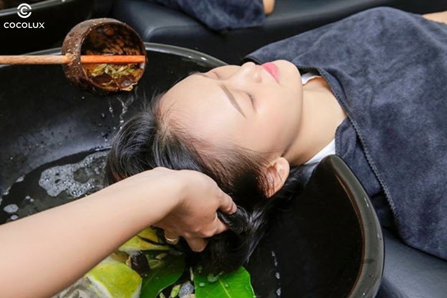 Gội đầu đúng cách với dầu gội thảo dược có bọt giúp phát huy tối đa hiệu quả