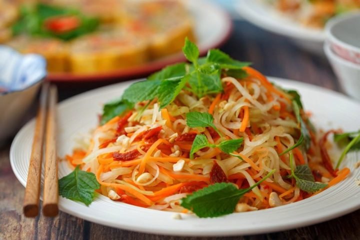 Gỏi đu đủ thanh mát, giúp kiểm soát gỏi đu đủ bao nhiêu calo khi ăn đúng cách.