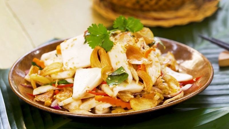 Gỏi gà chôm chôm là sự kết hợp độc đáo, mang lại hương vị mới lạ cho bữa ăn