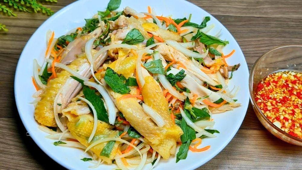 Gỏi gà trộn hành tây rau răm ăn kèm cháo gà