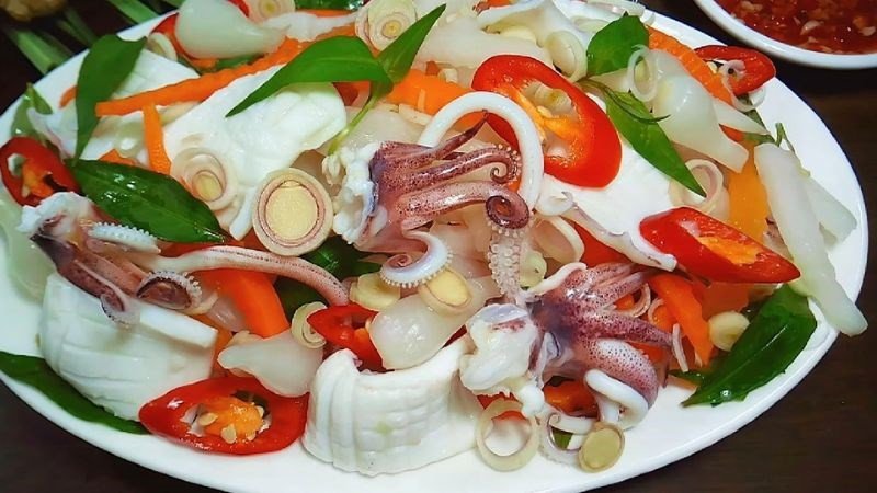 Gỏi mực là món ăn thanh mát, không dầu mỡ, nhiều rau củ