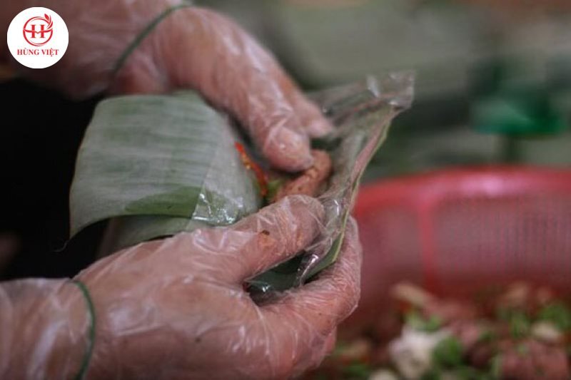 Gói nem từ thịt lợn sống truyền thống bằng lá chuối tươi