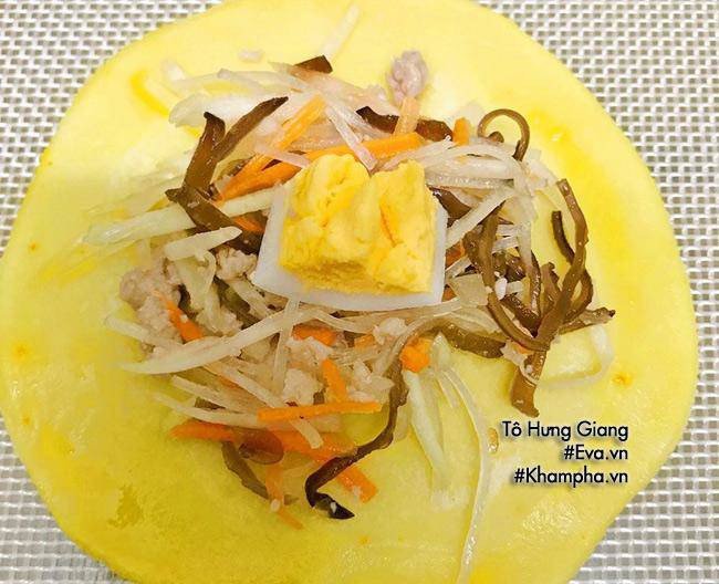 Gói nhân vào vỏ bánh gối đã quết lòng đỏ trứng
