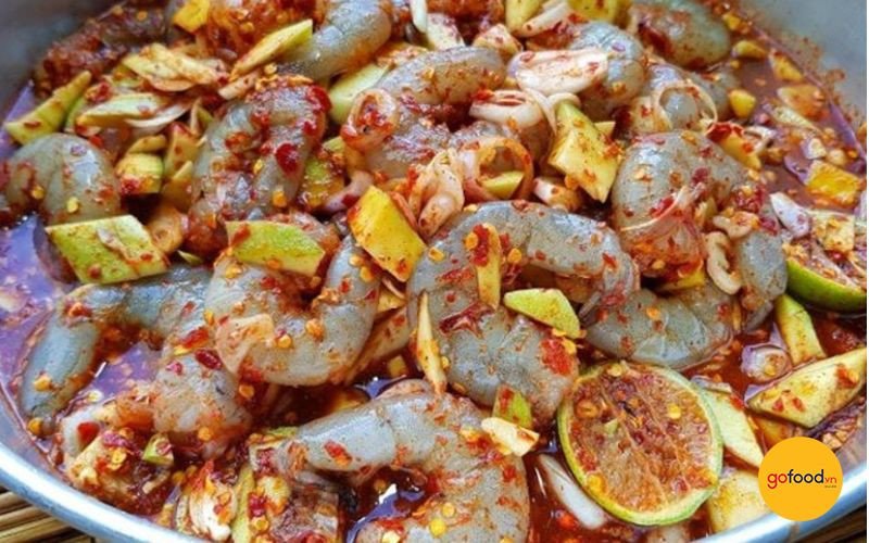 Gỏi tôm sống kiểu Thái cay nồng, vị chua ngọt hài hòa
