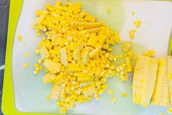Gọt hạt ngô để làm sữa bắp bằng máy