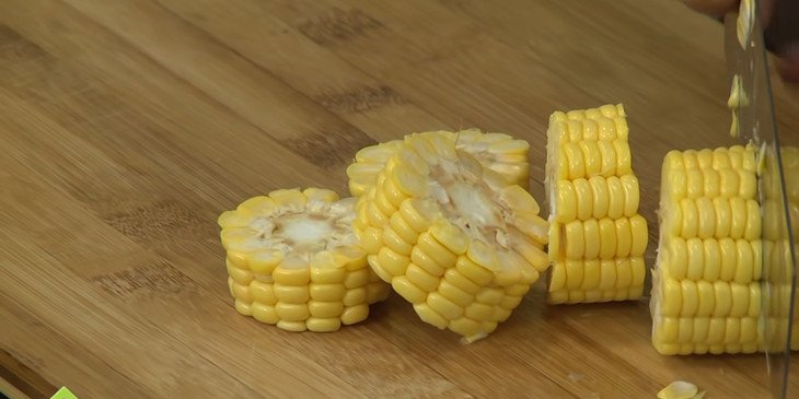 Gọt khoai tây và bắp cho món canh chay rau củ bổ dưỡng