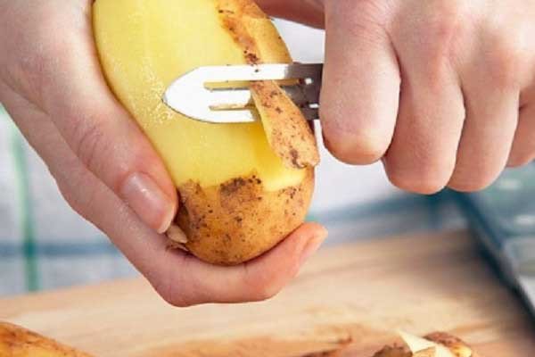 Gọt vỏ khoai tây cẩn thận khi chế biến món cà chua xào