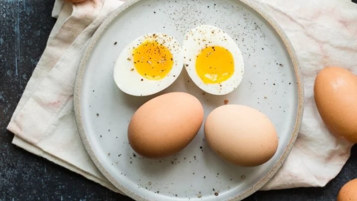 Hai quả trứng gà hấp chín vàng ươm trên đĩa, minh họa lượng calo.