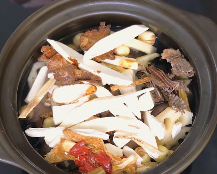 Hầm đuôi bò thuốc bắc trên bếp