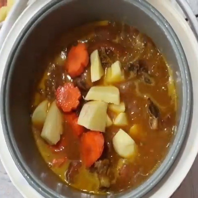 Hầm đuôi bò trong nồi cơm điện với nước sốt vang