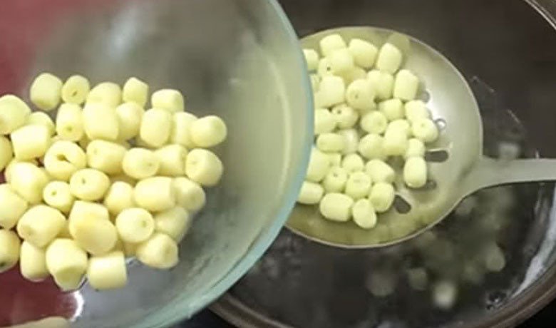 Hầm hạt sen mềm bở cho món chè đỗ xanh hạt sen.