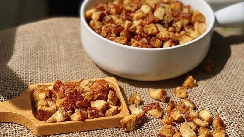 Hàm lượng calo cao và chất béo trong tóp mỡ có thể gây tăng cân khi tiêu thụ thường xuyên
