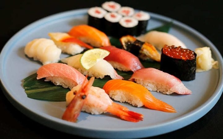 Hàm lượng calo trung bình của 1 miếng sushi truyền thống