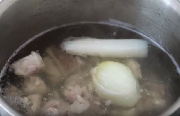 Hầm nước dùng mì Quảng tôm thịt thơm ngon
