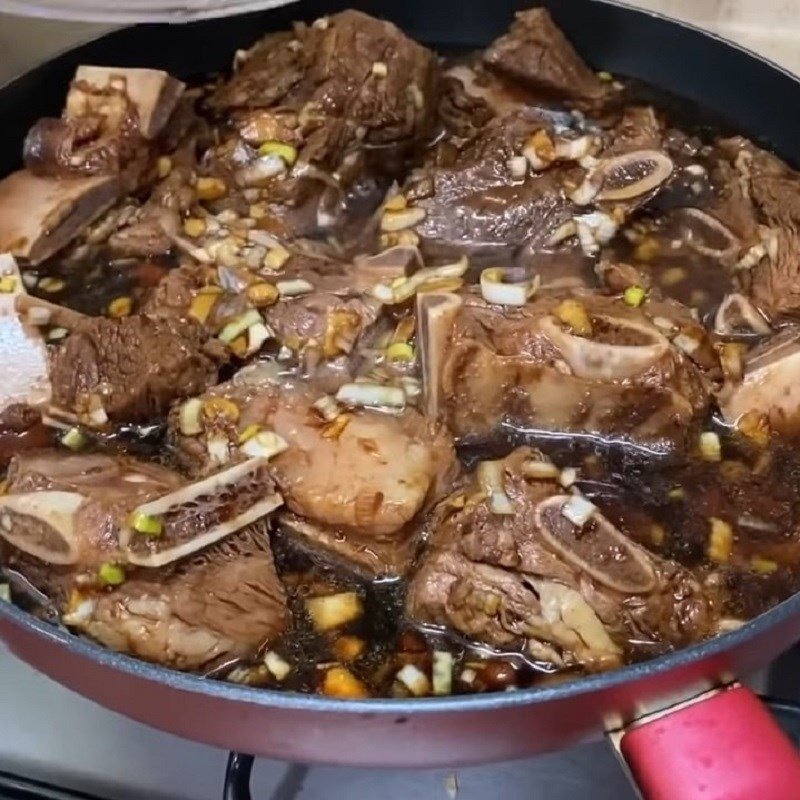 Hầm sườn bò với rau củ trên bếp