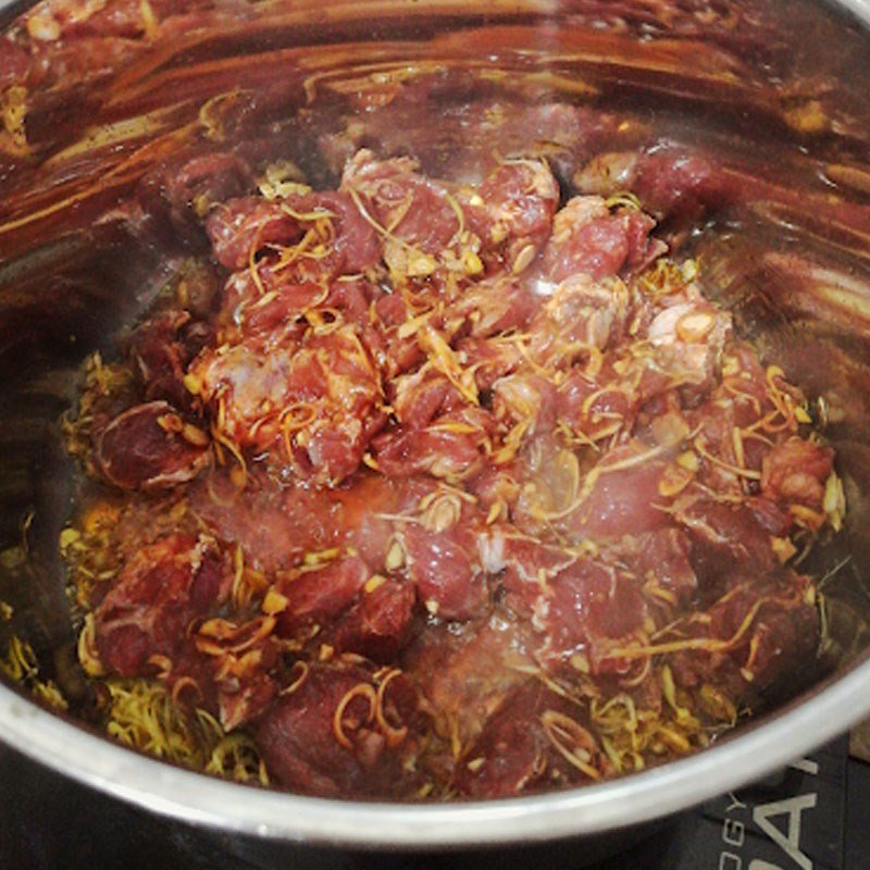 Hầm thịt bò kho với nước dừa và hành tây đậm đà hương vị