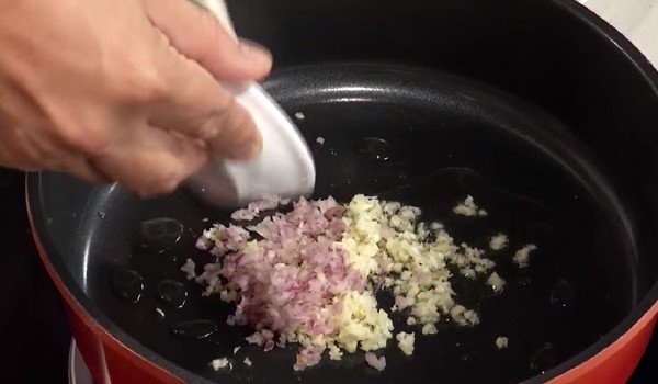 Hầm vịt tiềm nước dừa trên bếp lửa nhỏ liu riu