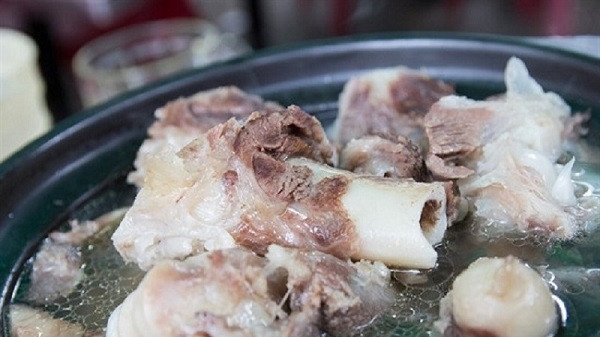 Hầm xương heo lấy nước dùng cho cháo bò