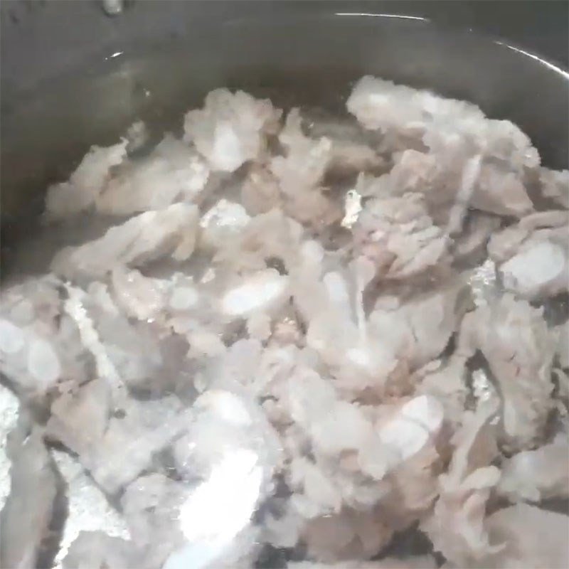 Hầm xương heo tạo nước dùng ngọt thanh cho canh khoai mỡ