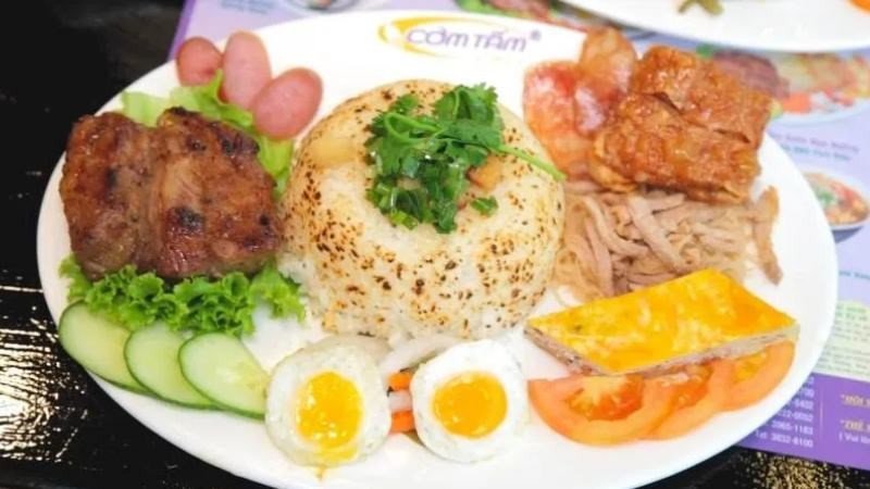 Hạn chế ăn cơm tấm sườn chả trứng quá 1 lần/ngày và 2 lần/tuần để kiểm soát calo.