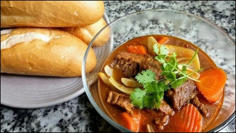 Hạn chế ăn quá nhiều bò kho trong một bữa để tránh lượng calo quá cao