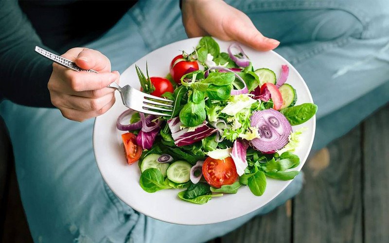 Hạn chế các món ăn nhiều tinh bột như cơm trắng, bánh mì trắng khi ăn chay để duy trì vóc dáng