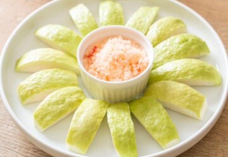 Hạn chế chấm ổi với muối ớt hoặc đường để tránh tăng calo và natri không cần thiết.