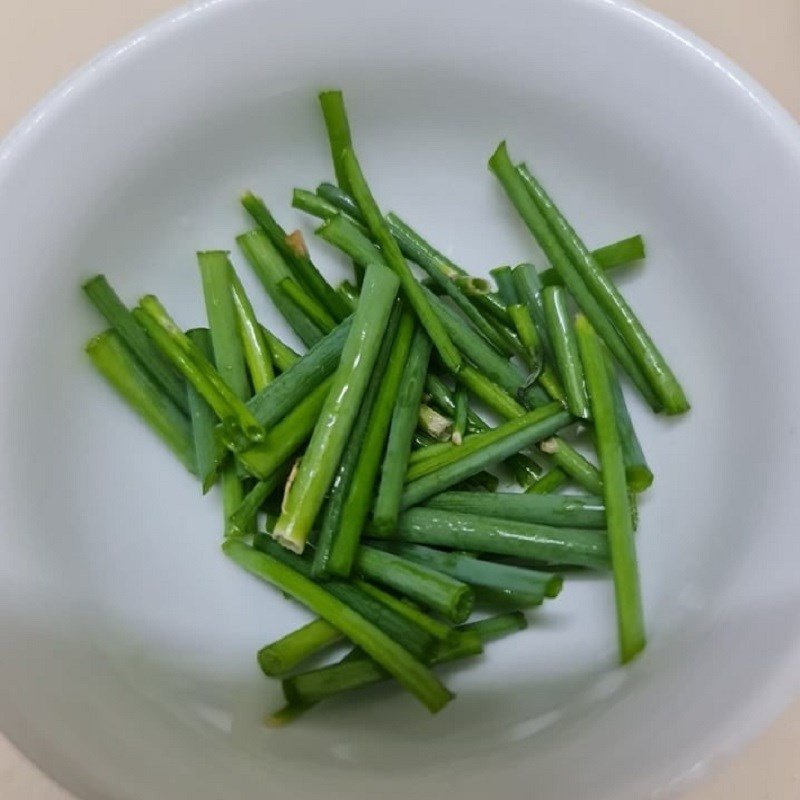 Hành lá được cắt khúc đều để xào cùng nấm bào ngư