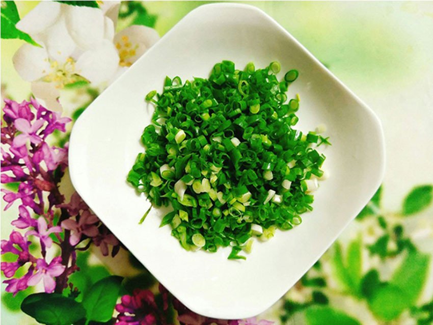 Hành lá và ngò rí cắt nhỏ để trang trí tô hủ tiếu gà
