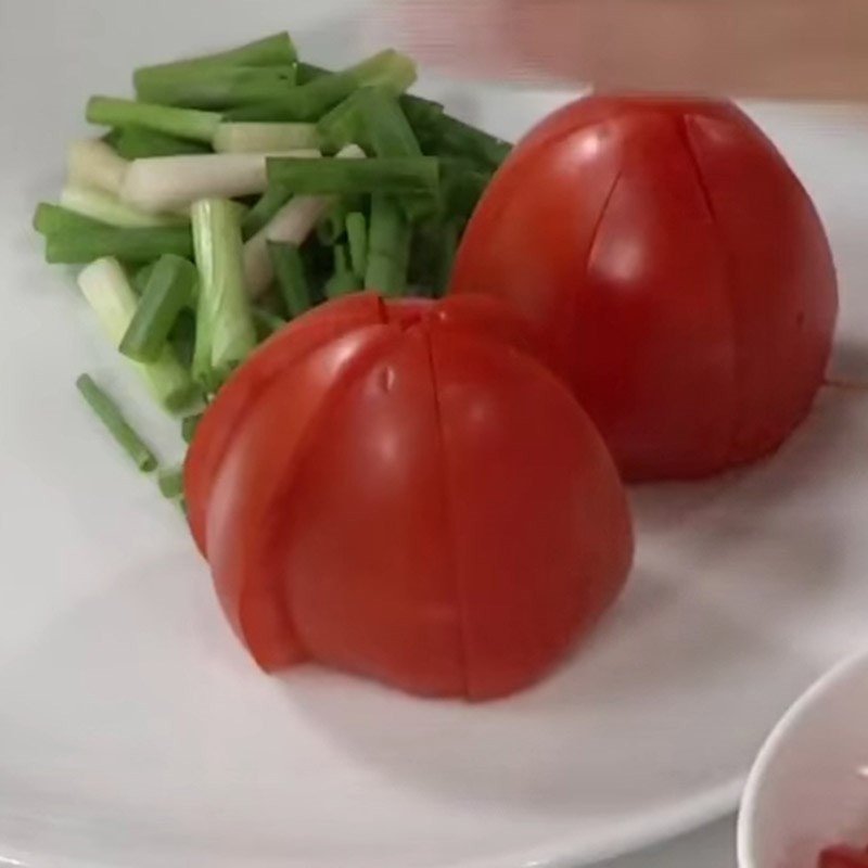 Hành lá và thì là cắt khúc chuẩn bị cho món cá chuối om mẻ