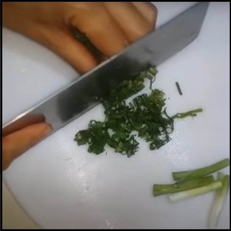 hành lá và thì là cắt nhỏ
