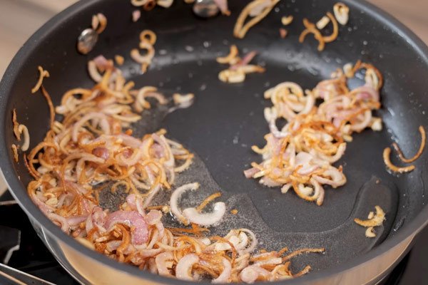 Hành phi khô thêm hương vị cho món thịt kho trứng cút