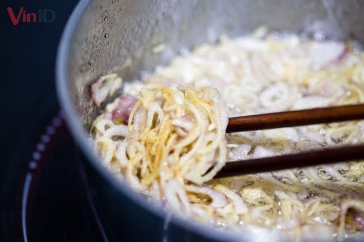 Hành phi thơm ngon ăn kèm bánh mướt