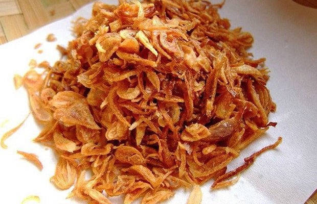 Hành phi vàng giòn thơm lừng cho món bánh cuốn nóng