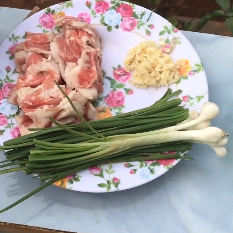 Hành tăm và tỏi băm nhỏ tạo hương thơm cho món xào