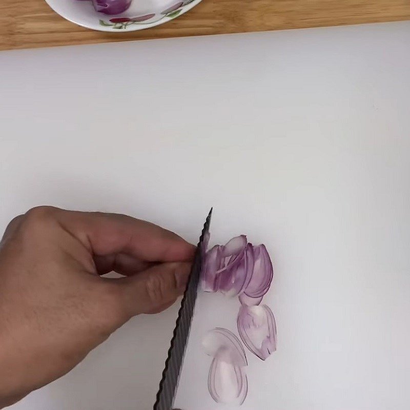 Hành tím chua ngọt chuẩn bị ăn kèm vịt nấu tiêu