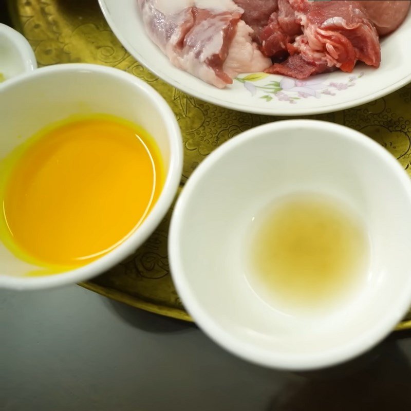 Hành, tỏi băm nhỏ chuẩn bị ướp thịt chiên riềng sả