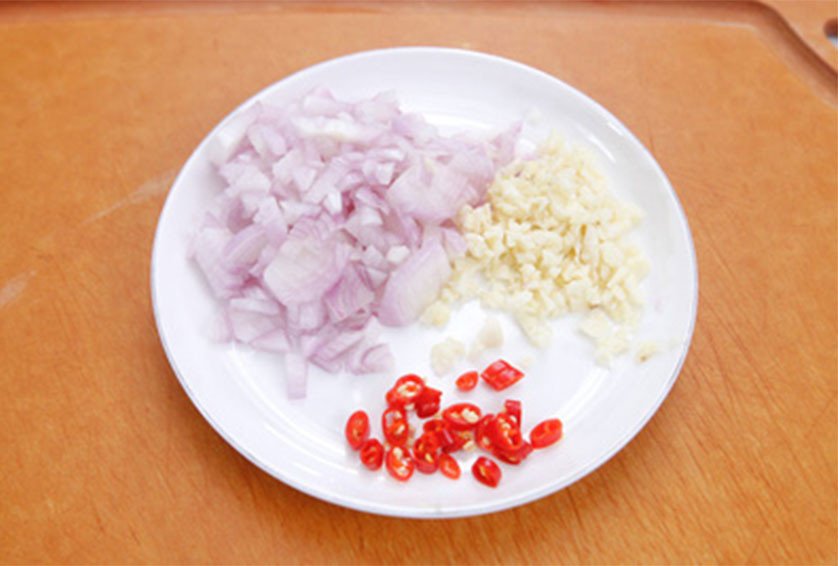Hành tỏi băm nhuyễn chuẩn bị phi thơm