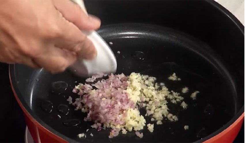 Hành tỏi phi vàng giòn thơm cho món hủ tiếu gà