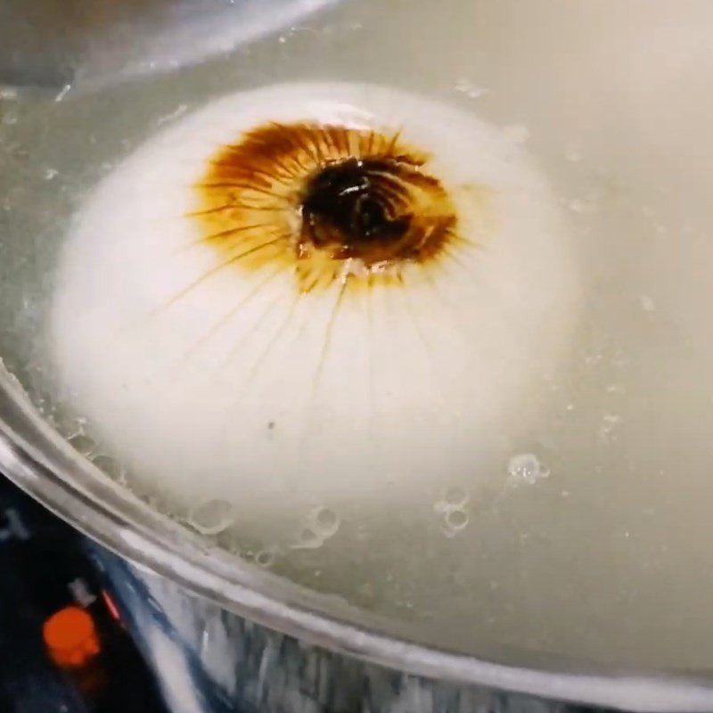 Hành và gừng đã nướng chuẩn bị cho vào nồi nước hầm sườn bò