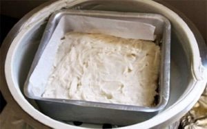 Hấp bánh đúc mặn miền Tây trong xửng để bánh chín đều và mềm dẻo