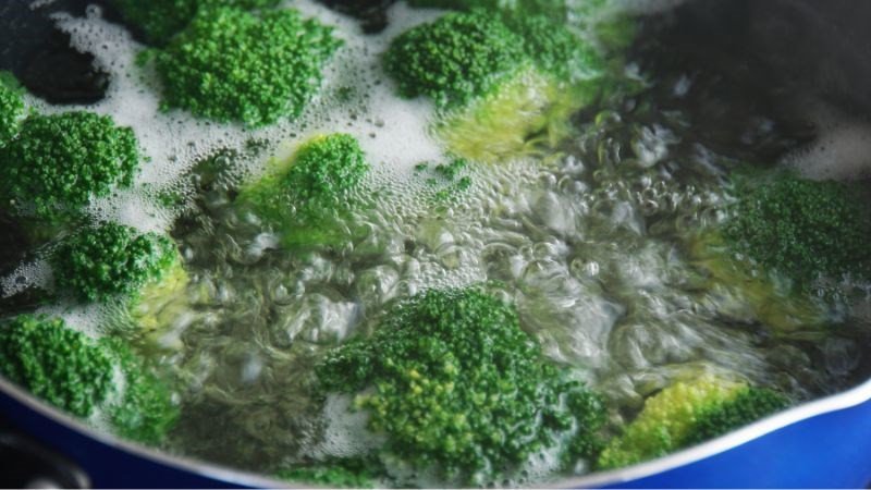 Hấp bông cải xanh giữ dinh dưỡng