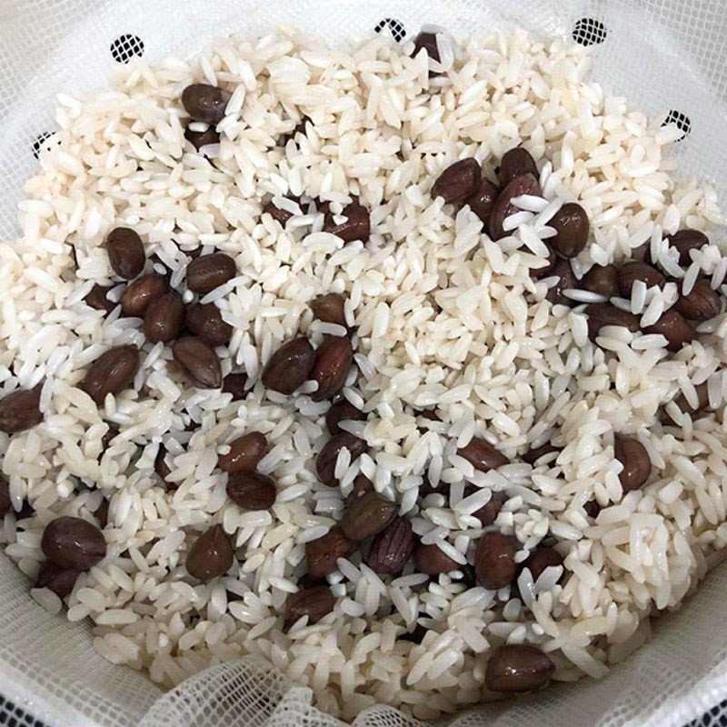 Hấp cơm nếp lạc trong nồi cơm điện để xôi chín đều