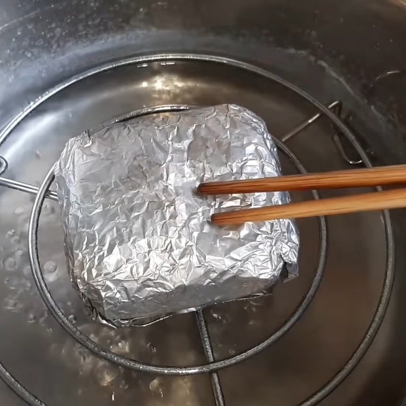 Hấp thịt ba chỉ chay và làm nguội để tăng độ dai