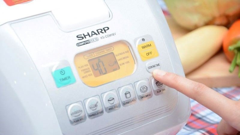 Hấp thực phẩm bằng xửng đi kèm trong nồi cơm điện Sharp