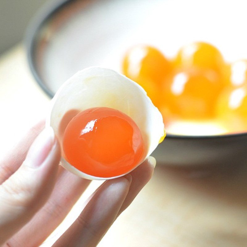 Hấp trứng muối làm nhân bánh khoai môn chiên
