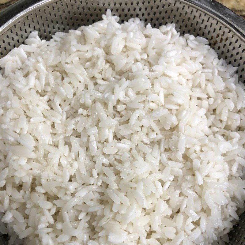 Hấp xôi cho món xôi chim bồ câu nấm hương