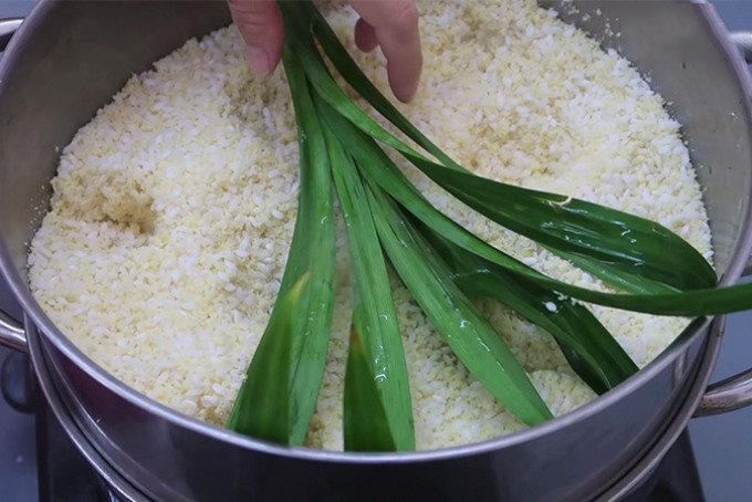 Hấp xôi lần 1 với xửng hấp đảm bảo độ chín đều cho hạt gạo